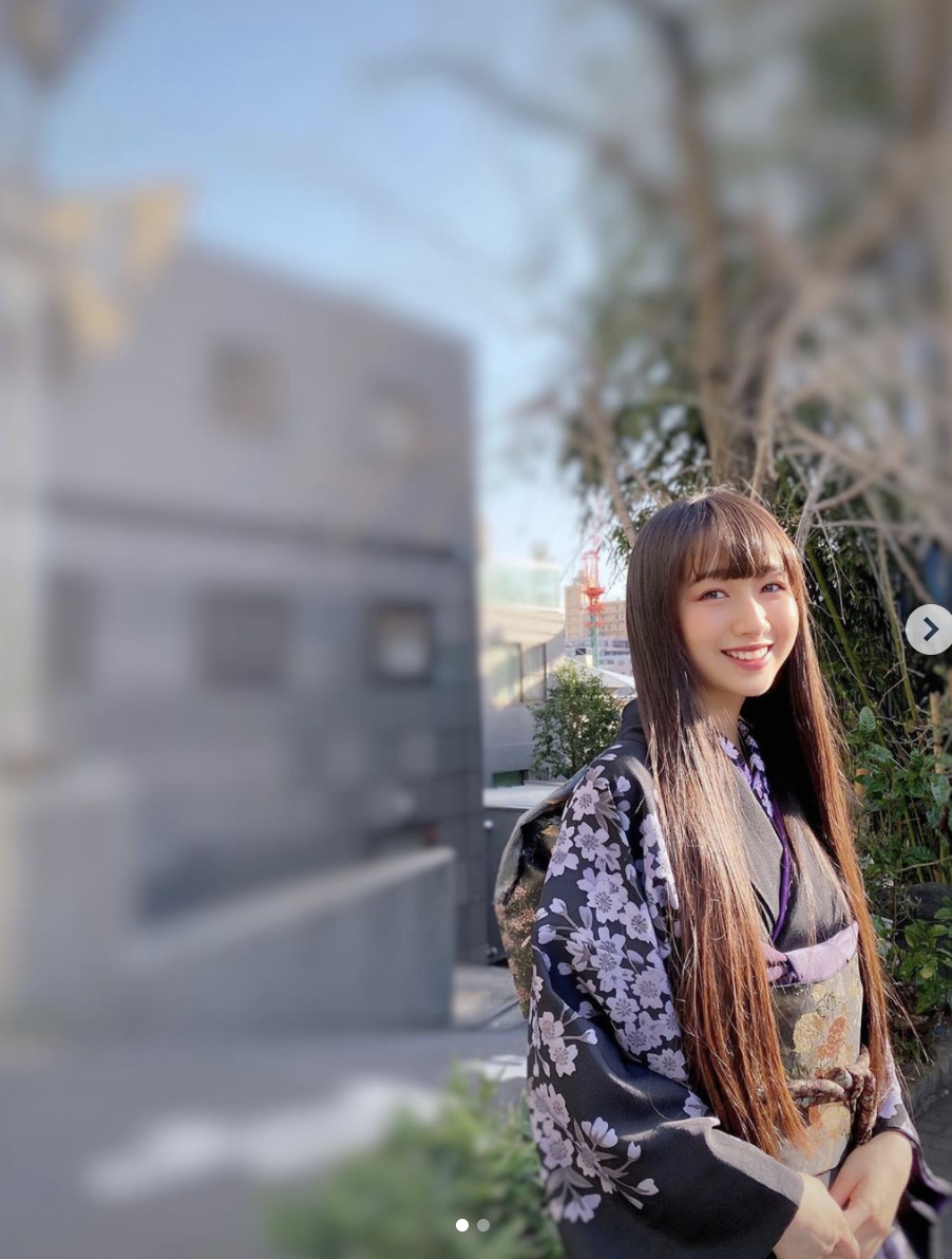 木村拓哉大女儿晒生活照 穿碎花裙手捧花束甜美可爱