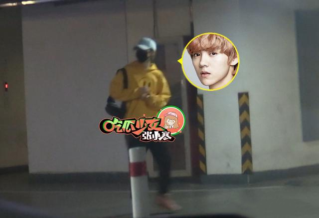 鹿晗穿黄色帽衫独自现身 开跑车夜会好友显豪气