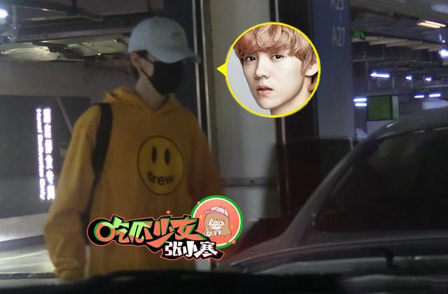 鹿晗穿黄色帽衫独自现身 开跑车夜会好友显豪气