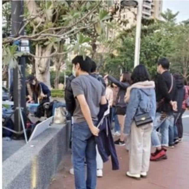 霍建华林心如携女儿亲子游 夫妻甜蜜恩爱默契足