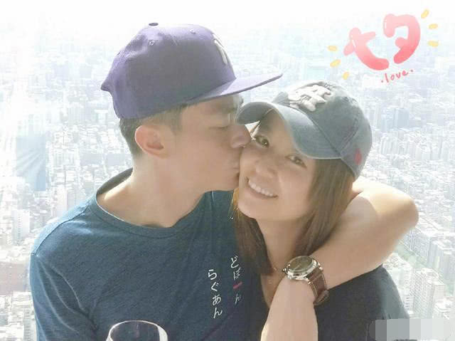 霍建华林心如携女儿亲子游 夫妻甜蜜恩爱默契足