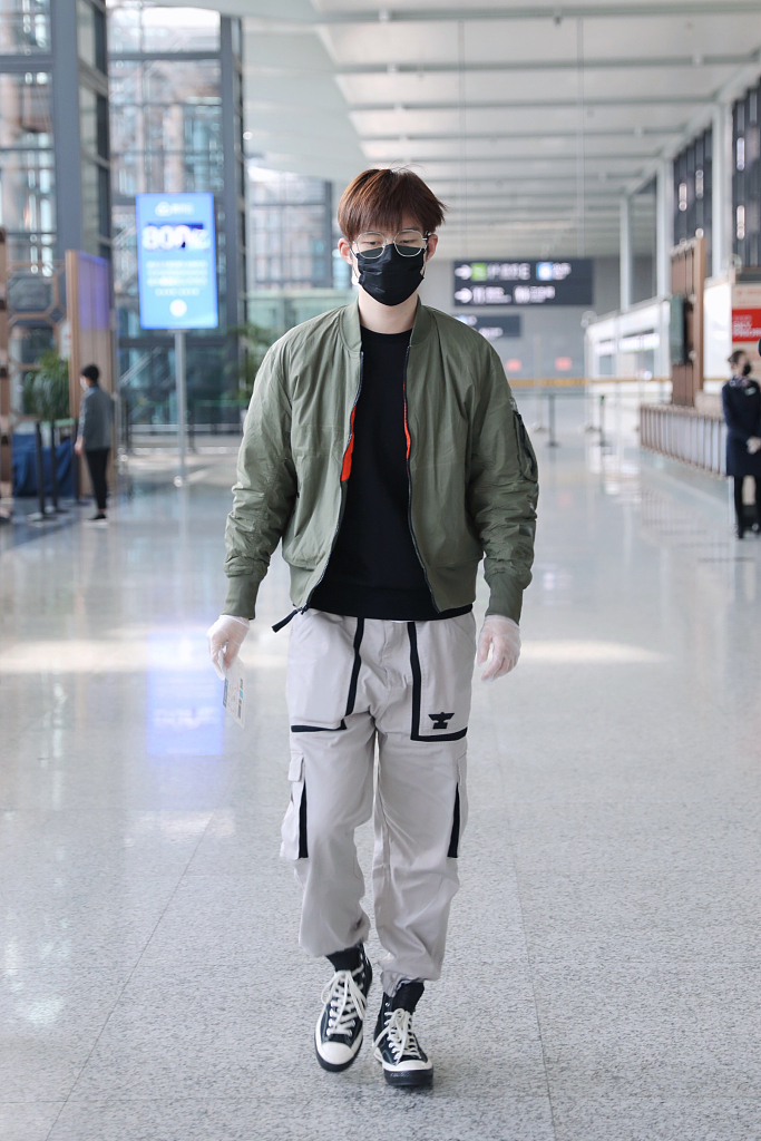 董力戴眼镜亮相化身斯文小哥 穿飞行夹克青春帅气