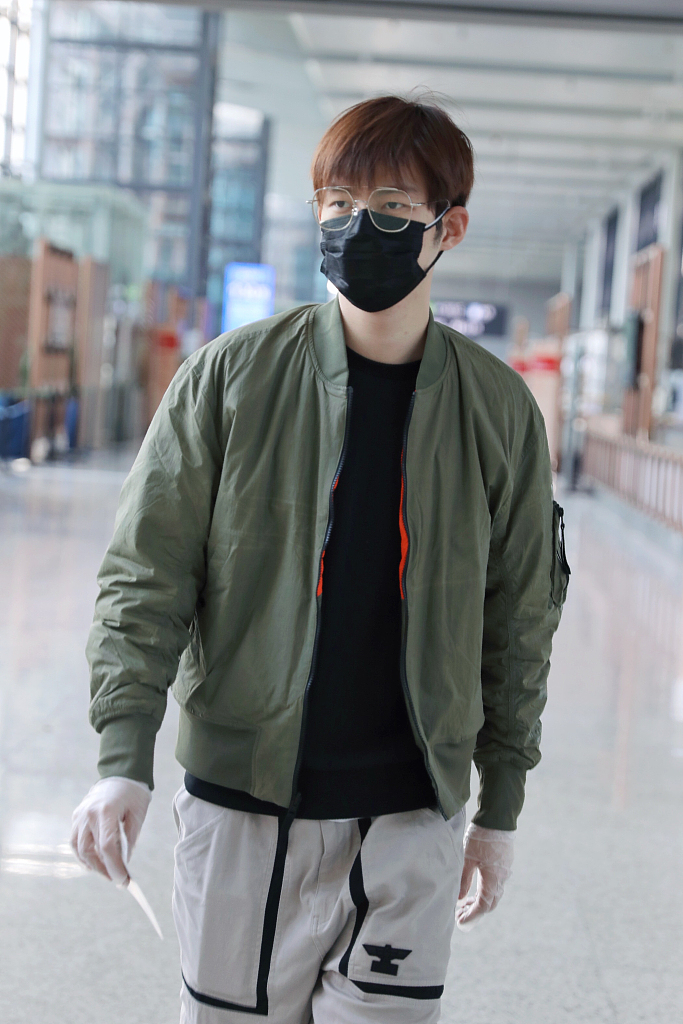 董力戴眼镜亮相化身斯文小哥 穿飞行夹克青春帅气