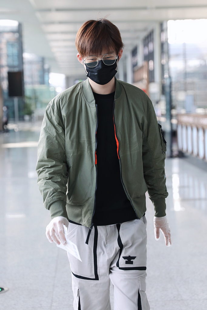 董力戴眼镜亮相化身斯文小哥 穿飞行夹克青春帅气