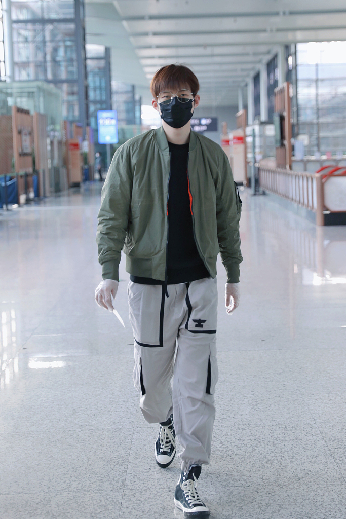 董力戴眼镜亮相化身斯文小哥 穿飞行夹克青春帅气