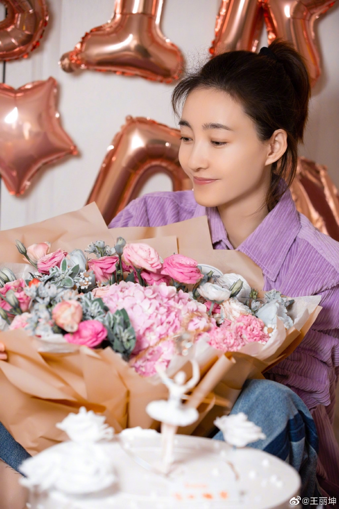 王丽坤晒生日照幸福甜蜜 房间布置粉色梦幻