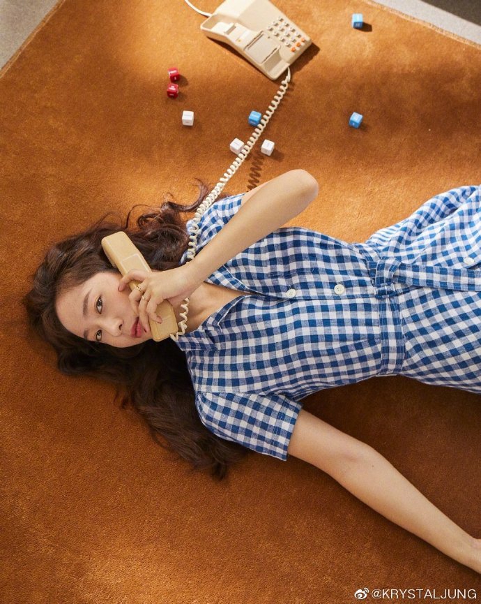 郑秀晶穿蓝色格子长裙清新可爱 躺地上打电话悠闲日系