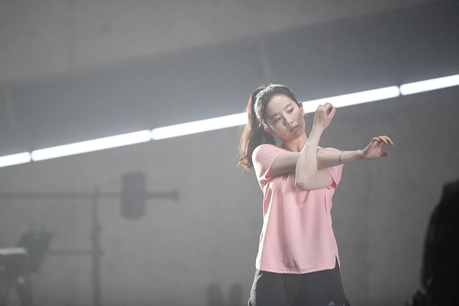 刘亦菲最新运动大片曝光 打扮清爽活力满满