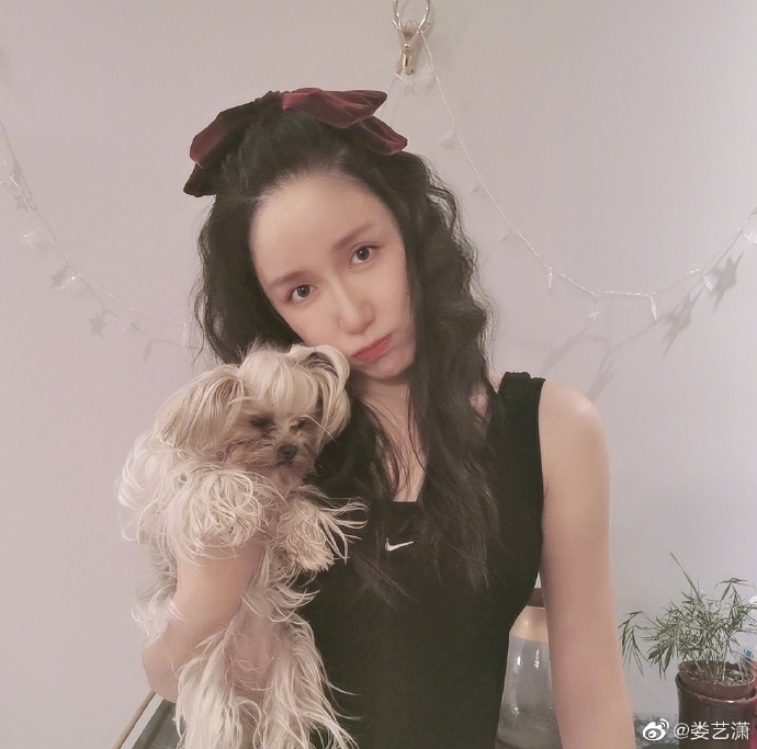 娄艺潇分享居家休闲生活 蝴蝶结泡面头嘟嘴卖萌似少女