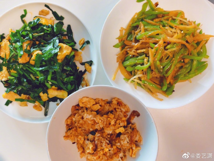 娄艺潇分享居家休闲生活 蝴蝶结泡面头嘟嘴卖萌似少女