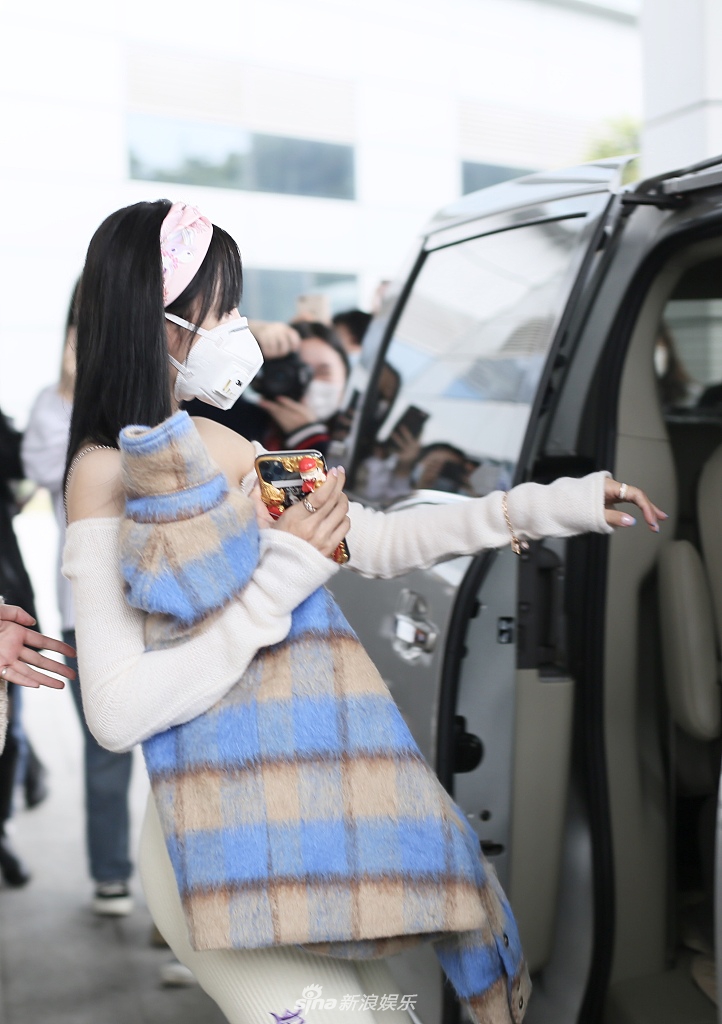 吴宣仪戴粉色发箍露美肩 拿“财神”手机壳可爱爆表