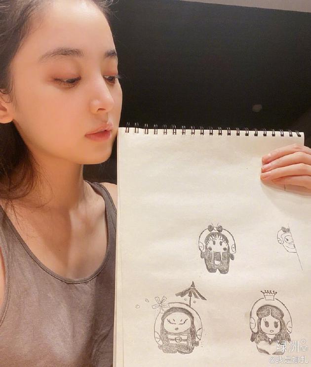 娜扎分享卡通自画像 素颜出镜皮肤白皙细腻
