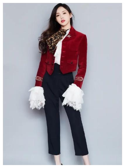 唐嫣十八岁选秀画面曝光 穿性感泳装大长腿吸睛