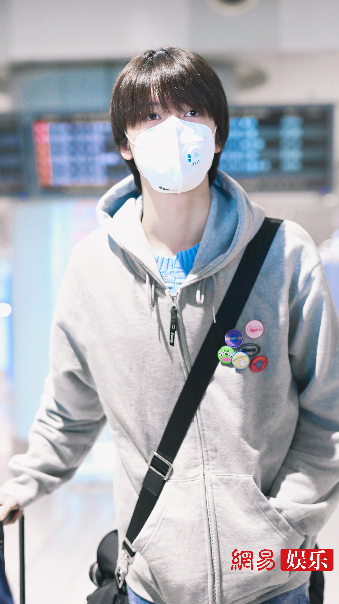 陈宥维拍戏间隙回京 穿灰色外套活力满满