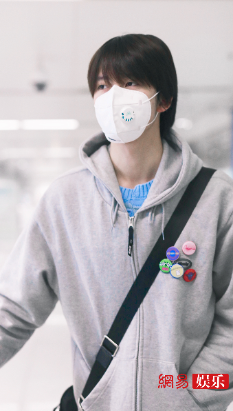 陈宥维拍戏间隙回京 穿灰色外套活力满满