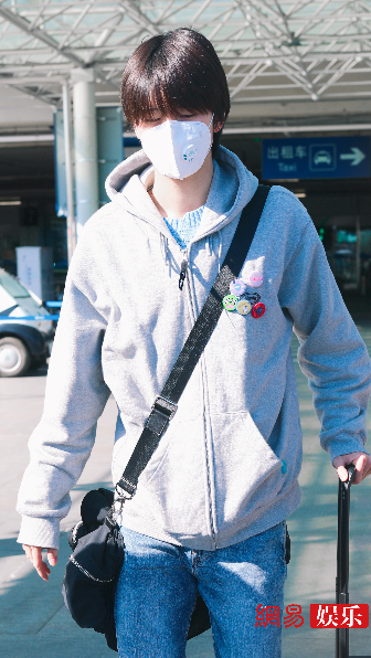 陈宥维拍戏间隙回京 穿灰色外套活力满满