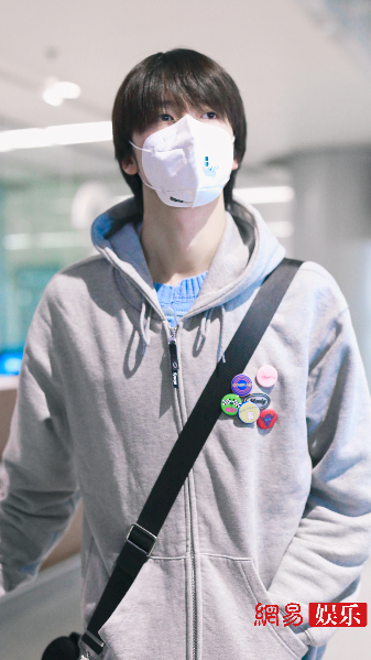 陈宥维拍戏间隙回京 穿灰色外套活力满满