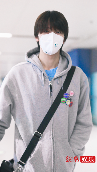 陈宥维拍戏间隙回京 穿灰色外套活力满满