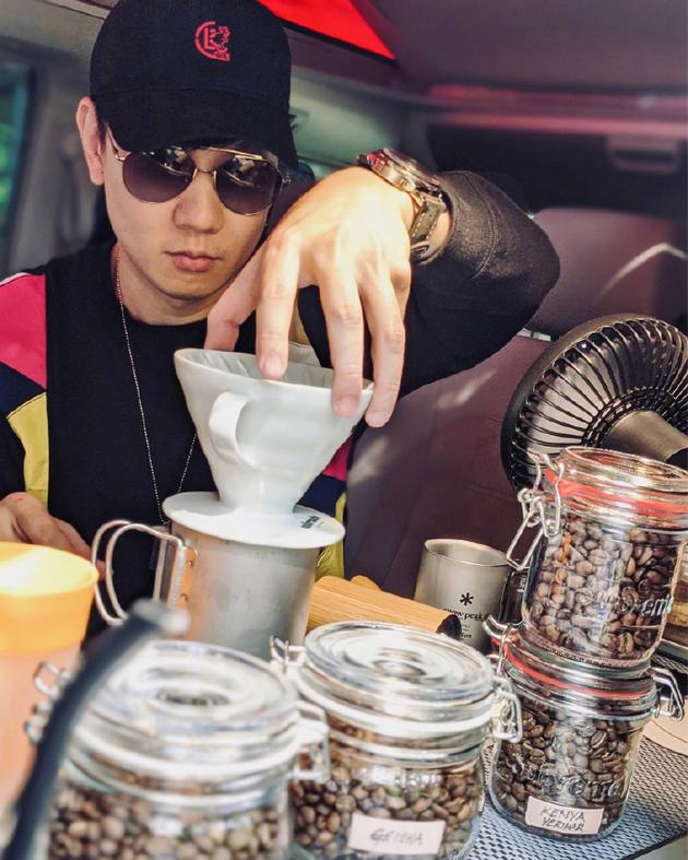 林俊杰变身咖啡师 冲泡动作认真专业范儿十足