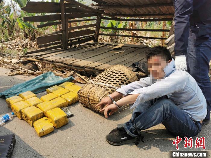 毒贩背17公斤毒品绕行山路 拒捕还欲夺警察枪支