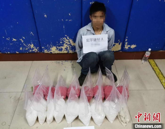 毒贩背17公斤毒品绕行山路 拒捕还欲夺警察枪支