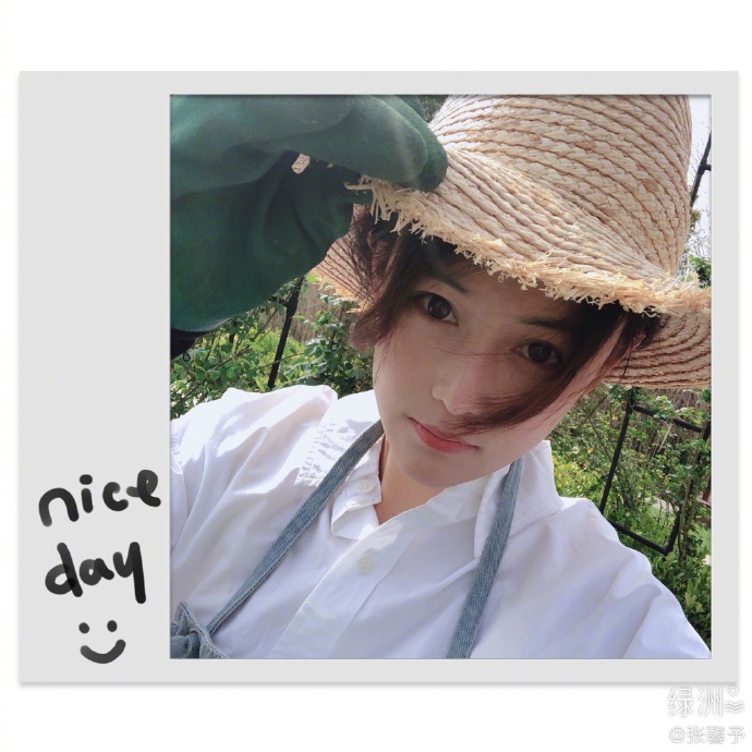 张馨予化身美丽园丁 戴草帽嗅花浅笑尽显温柔贤惠