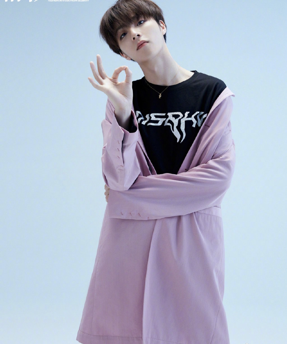 陈立农最新大片曝光 头戴王冠宛如王子风格多变表现力超强