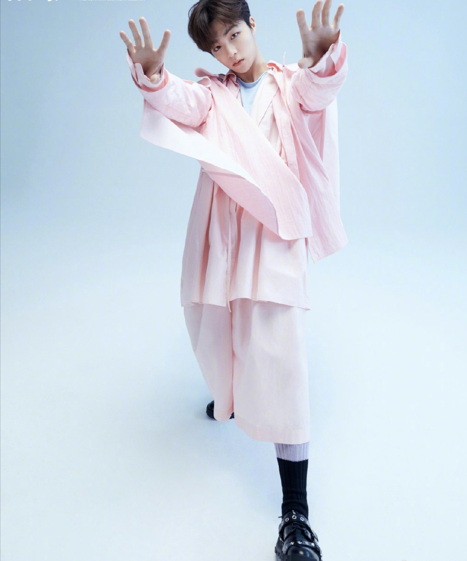 陈立农最新大片曝光 头戴王冠宛如王子风格多变表现力超强