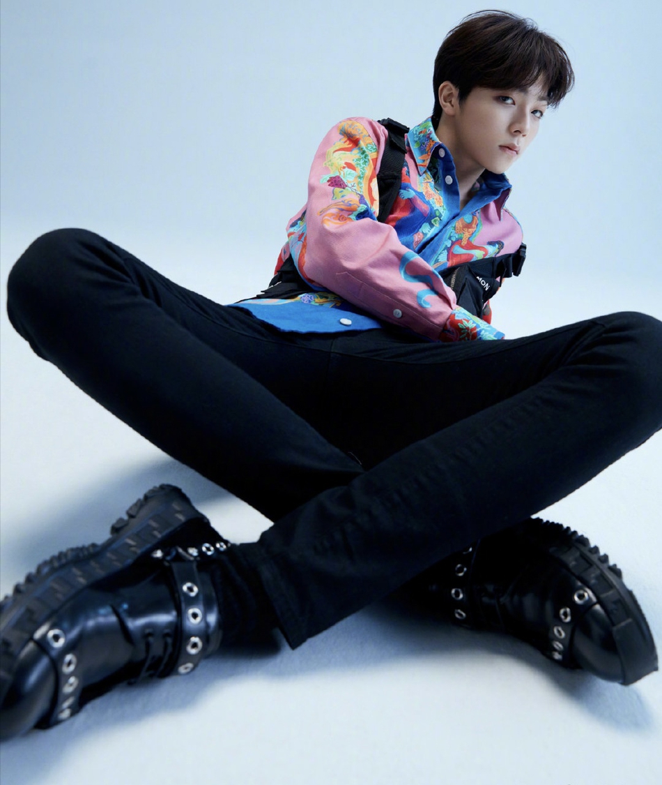 陈立农最新大片曝光 头戴王冠宛如王子风格多变表现力超强