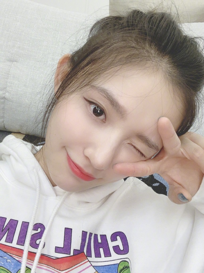 林允晒九宫格自拍 丸子头配卫衣青春元气