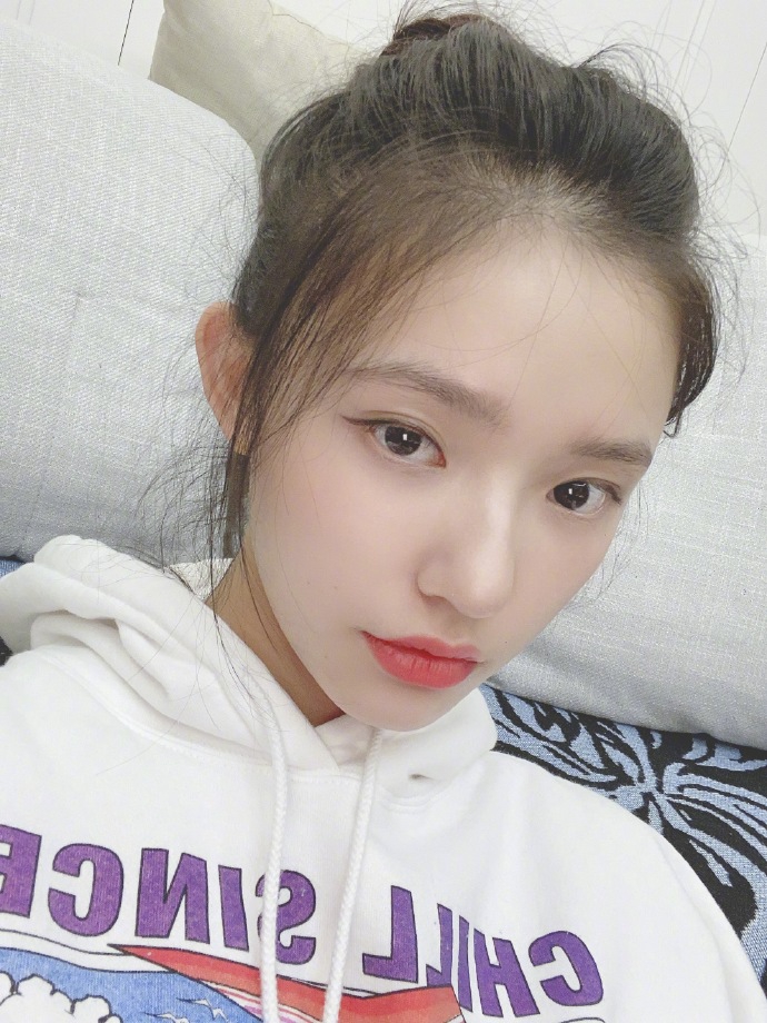 林允晒九宫格自拍 丸子头配卫衣青春元气