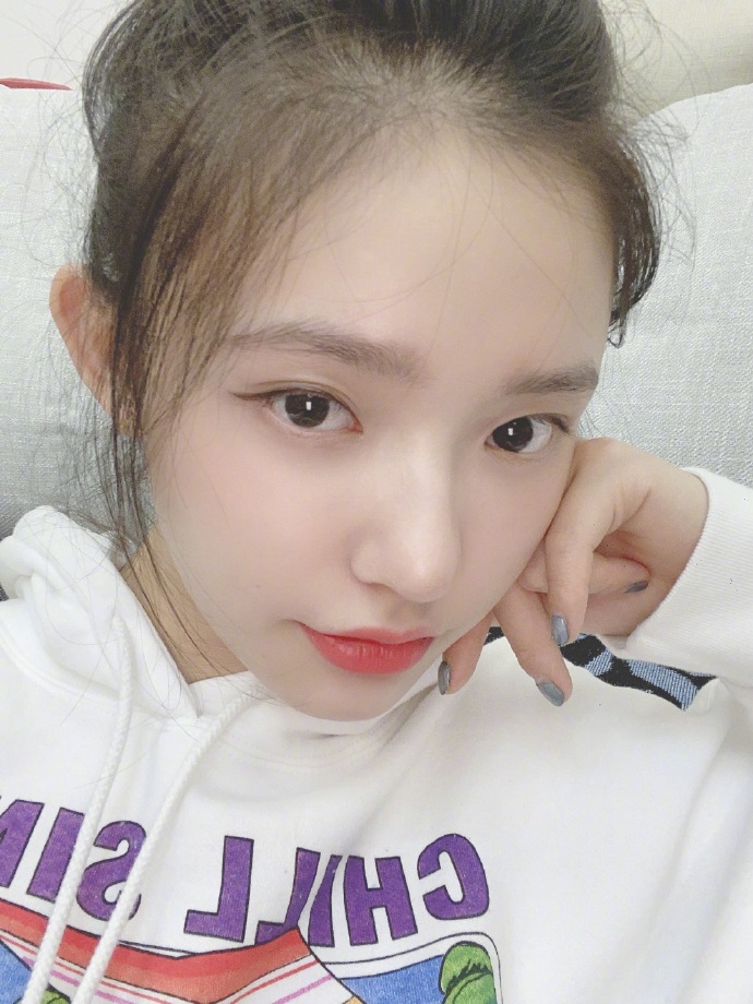 林允晒九宫格自拍 丸子头配卫衣青春元气