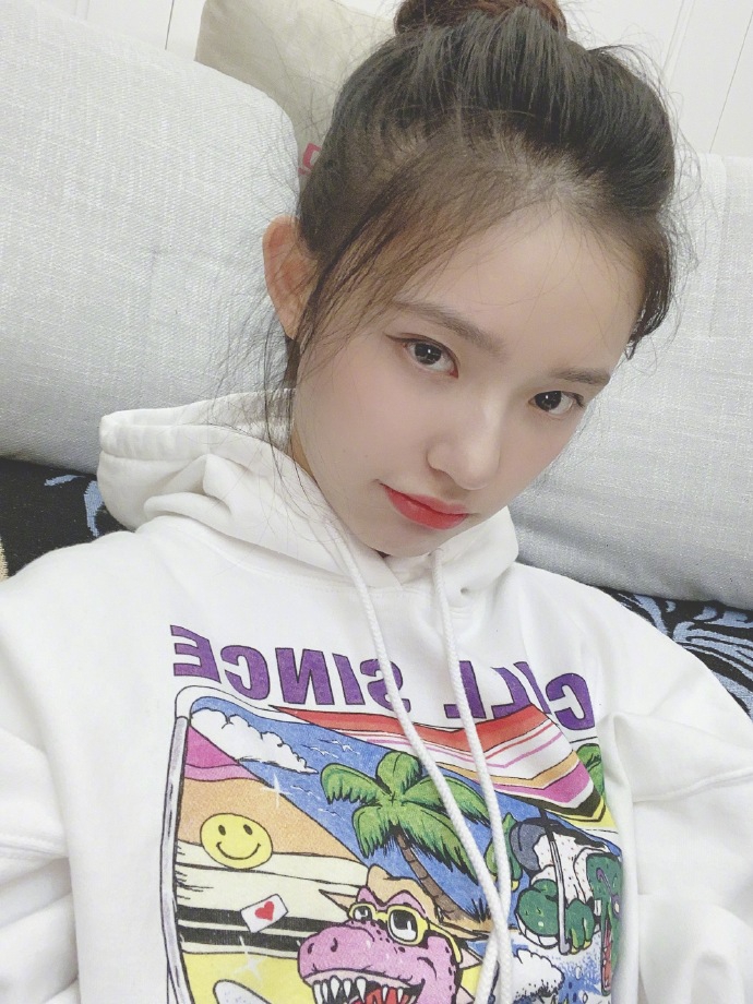 林允晒九宫格自拍 丸子头配卫衣青春元气