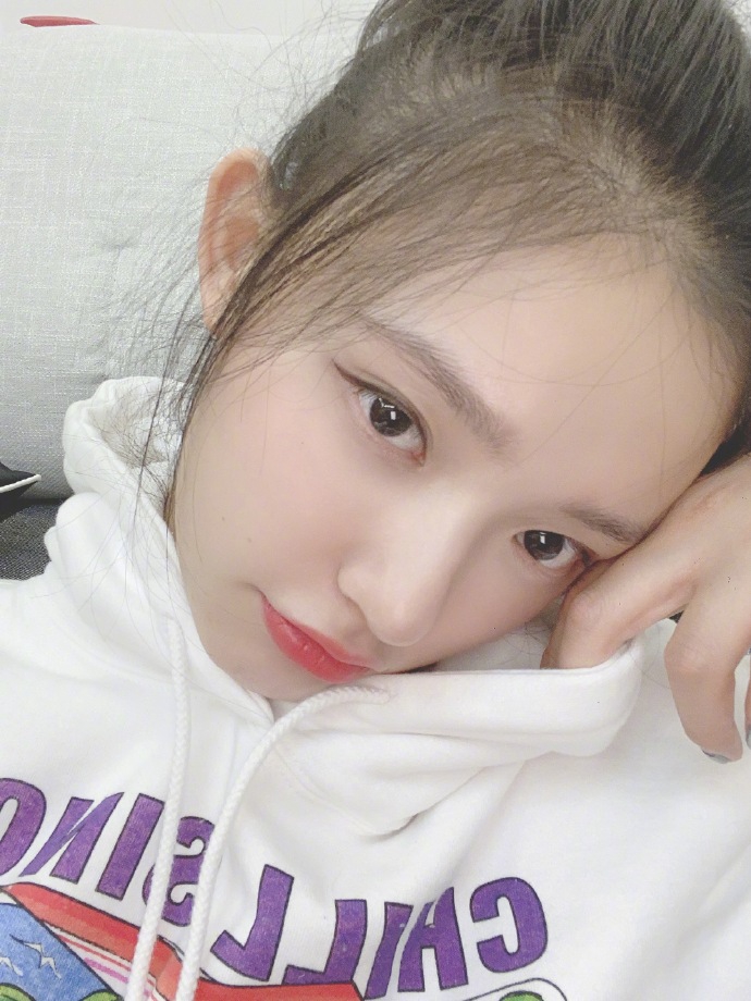 林允晒九宫格自拍 丸子头配卫衣青春元气