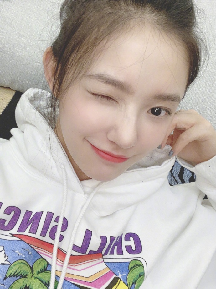 林允晒九宫格自拍 丸子头配卫衣青春元气