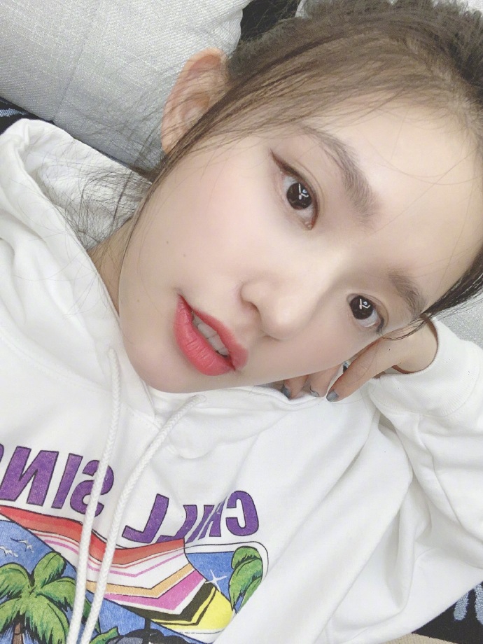 林允晒九宫格自拍 丸子头配卫衣青春元气