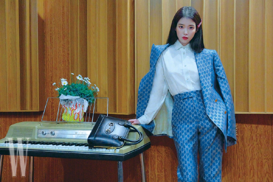 IU春日画报清新养眼 演绎花样阳光少女皮肤透亮白皙