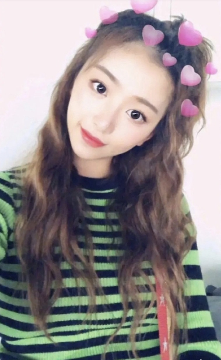 孔雪儿旧照曝光圆脸满满胶原蛋白 眼睛超大十分青涩