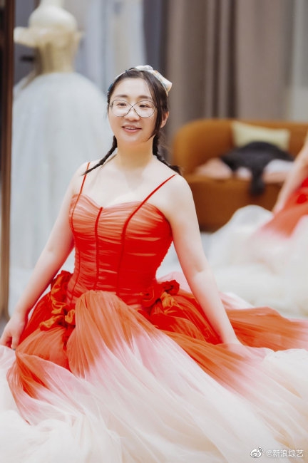 傅首尔试穿婚纱风格百变 丈夫在旁照相甜蜜恩爱