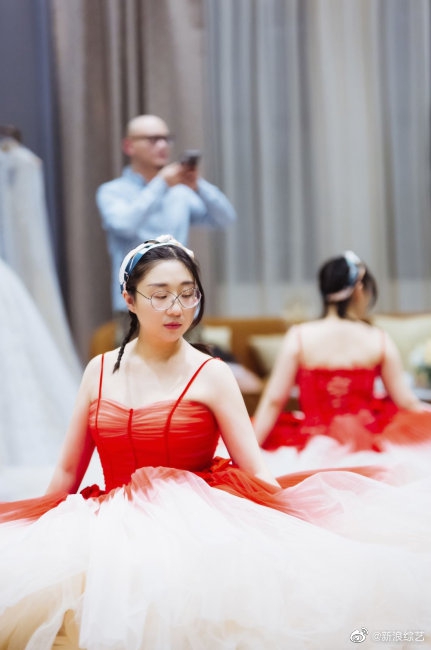 傅首尔试穿婚纱风格百变 丈夫在旁照相甜蜜恩爱