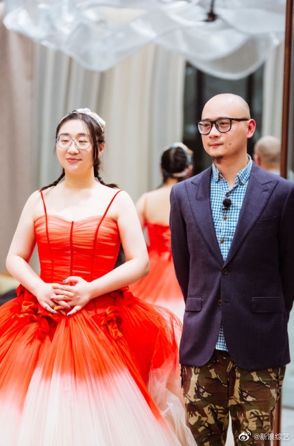 傅首尔试穿婚纱风格百变 丈夫在旁照相甜蜜恩爱