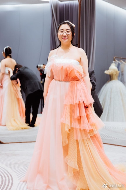 傅首尔试穿婚纱风格百变 丈夫在旁照相甜蜜恩爱