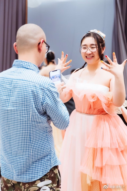 傅首尔试穿婚纱风格百变 丈夫在旁照相甜蜜恩爱