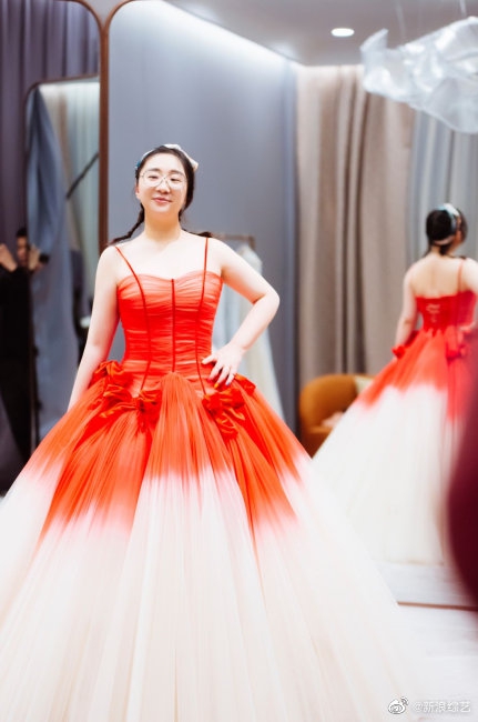 傅首尔试穿婚纱风格百变 丈夫在旁照相甜蜜恩爱