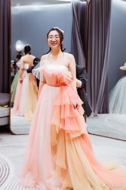 傅首尔试穿婚纱风格百变 丈夫在旁照相甜蜜恩爱