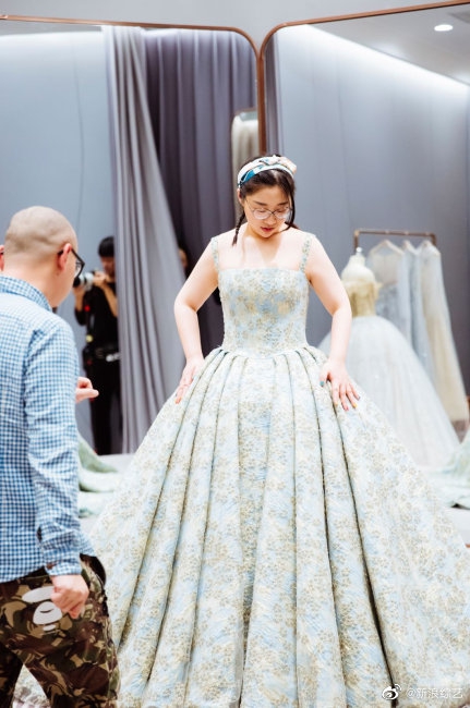 傅首尔试穿婚纱风格百变 丈夫在旁照相甜蜜恩爱