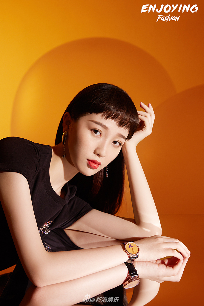 虞书欣和李歌洋合体拍大片 狗啃刘海造型俏皮可爱