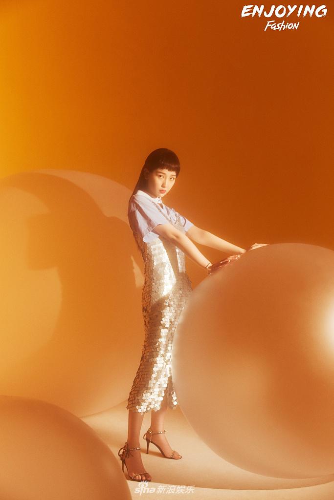 虞书欣和李歌洋合体拍大片 狗啃刘海造型俏皮可爱