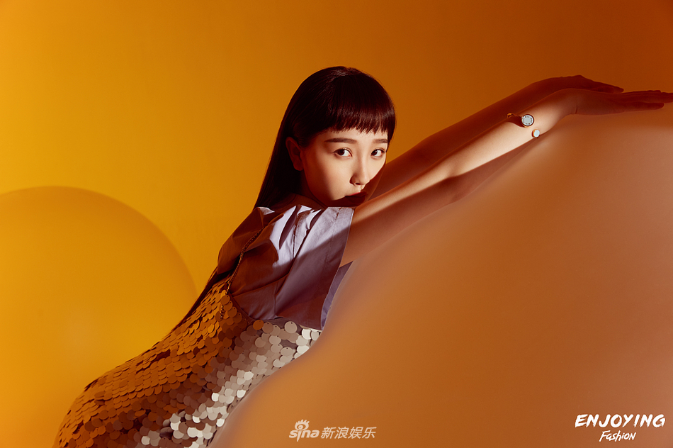 虞书欣和李歌洋合体拍大片 狗啃刘海造型俏皮可爱