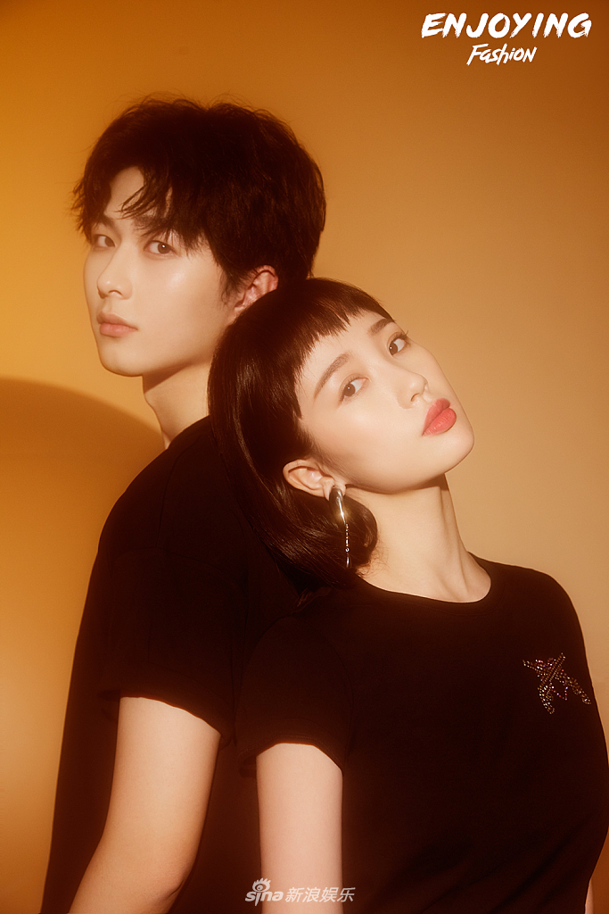 虞书欣和李歌洋合体拍大片 狗啃刘海造型俏皮可爱